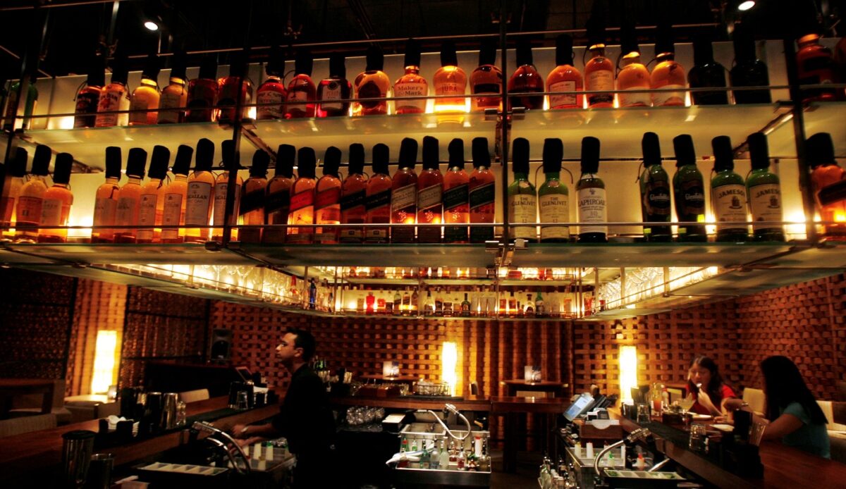 20 ερωτοαπαντήσεις για την απαγόρευση καπνικών και αλκοόλ σε ανήλικους: Τι πρέπει να γνωρίζουν οι ενδιαφερόμενοι