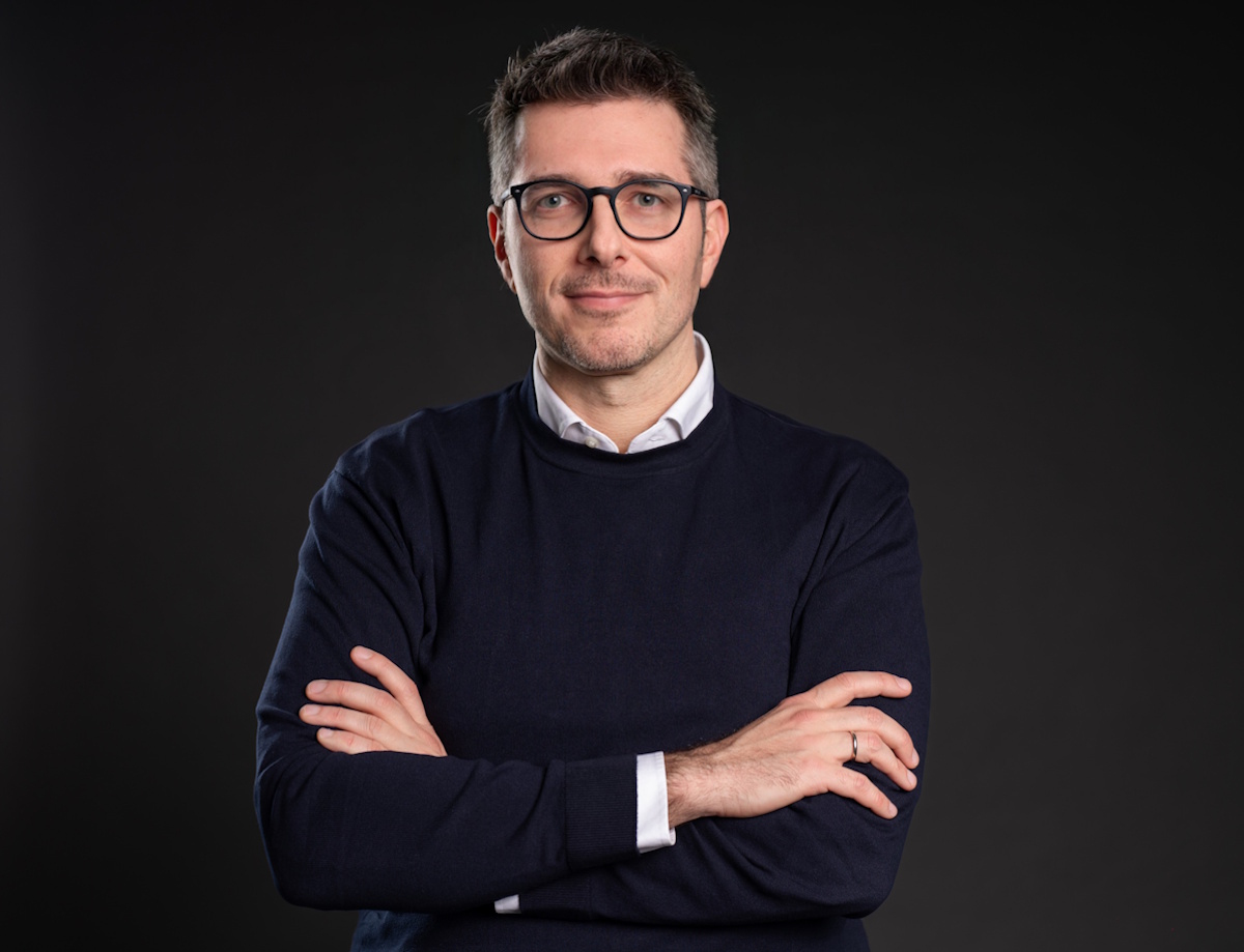 Booking: Αισιόδοξη η προοπτική για τον ελληνικό τουρισμό παρά τις γεωπολιτικές πιέσεις – Η άποψή της για τη διαμάχη με τα ξενοδοχεία