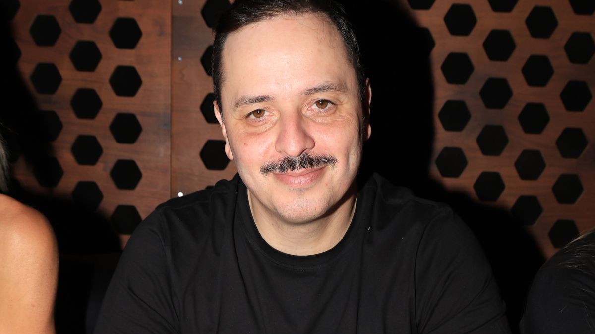 Τσουβέλας: Το συμβάν σε παράστασή του – «Αποχωρώ από τη σκηνή και κατευθύνομαι στην κερκίδα, βούτηξα κάτω»