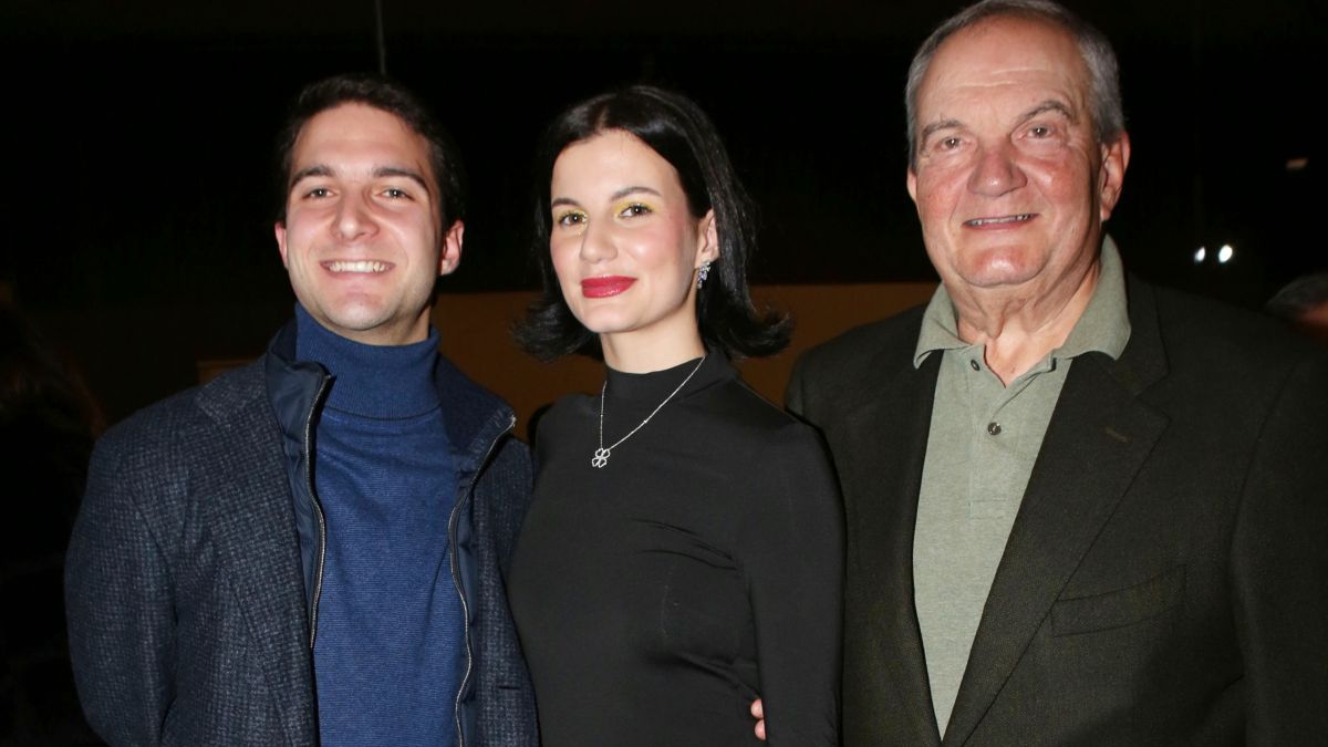 Κώστας Καραμανλής: Καμάρωσε την κόρη του, Αλίκη, στο θέατρο – Φωτογραφίες