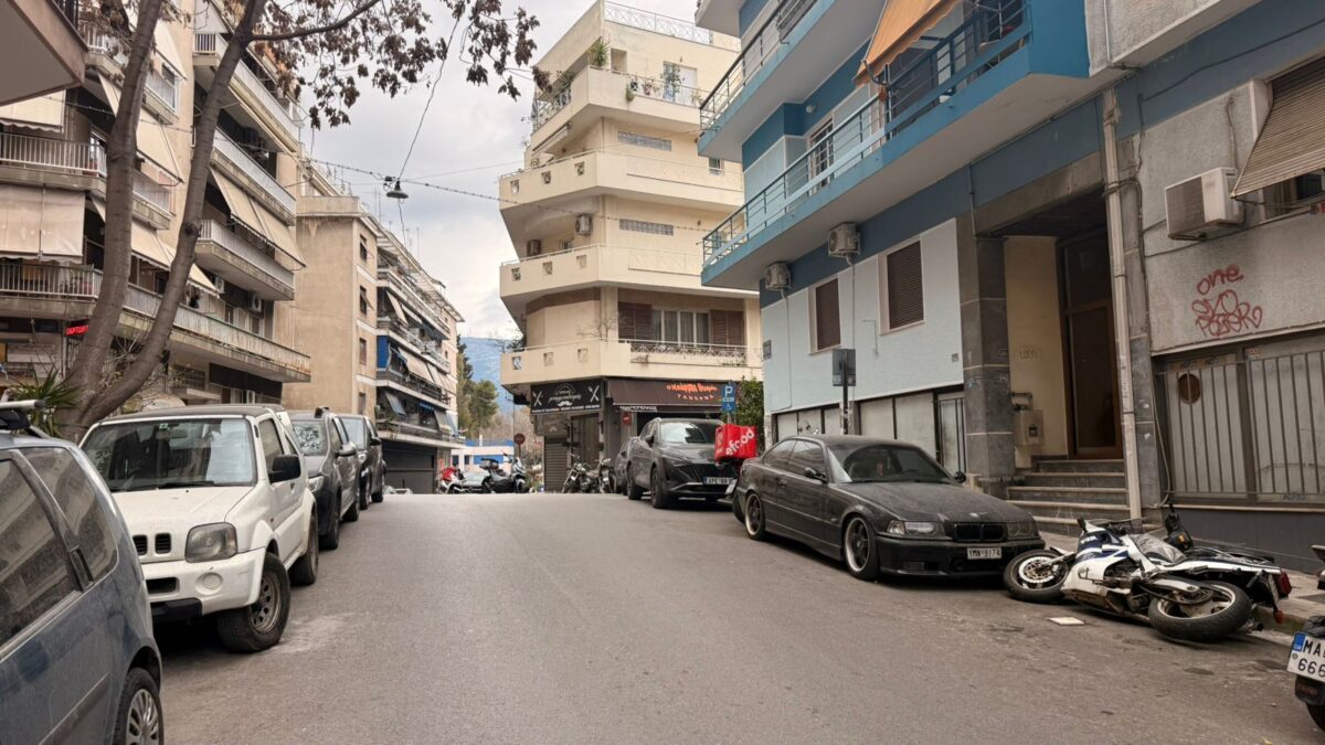 Αμπελόκηποι: 40χρονη πήρε «παραμάζωμα» 14 οχήματα προσπαθώντας να παρκάρει – Είχε καταναλώσει αλκοόλ