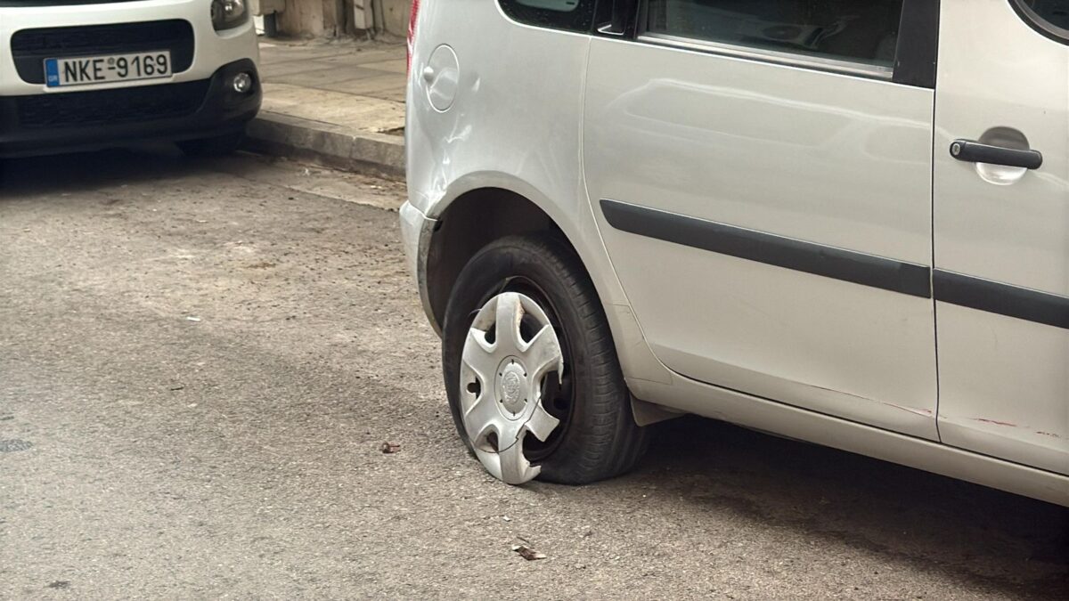 Αμπελόκηποι: 40χρονη πήρε «παραμάζωμα» 14 οχήματα προσπαθώντας να παρκάρει – Είχε καταναλώσει αλκοόλ