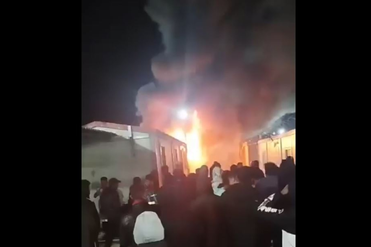 Φωτιά σε κοντέινερ στο κέντρο κράτησης μεταναστών στην Αμυγδαλέζα