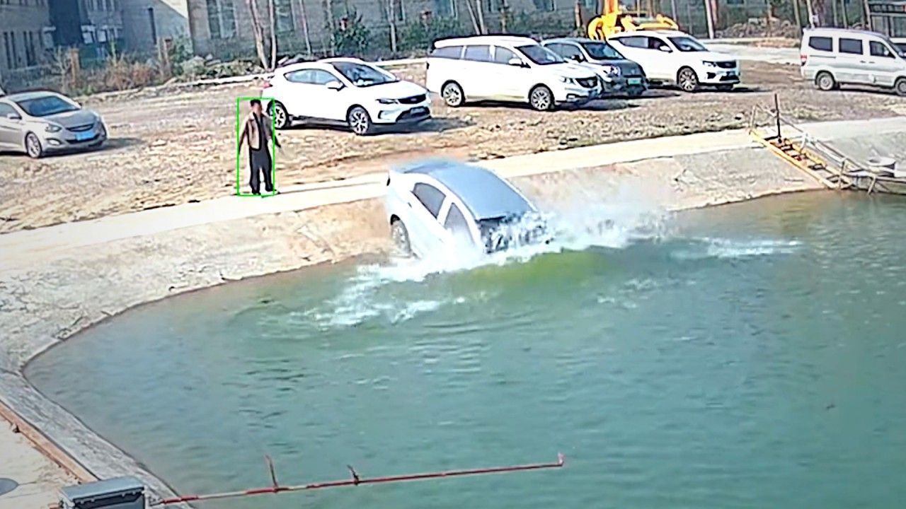 Άνδρας δεν προλαβαίνει το αυτοκίνητο του πριν πέσει σε λίμνη