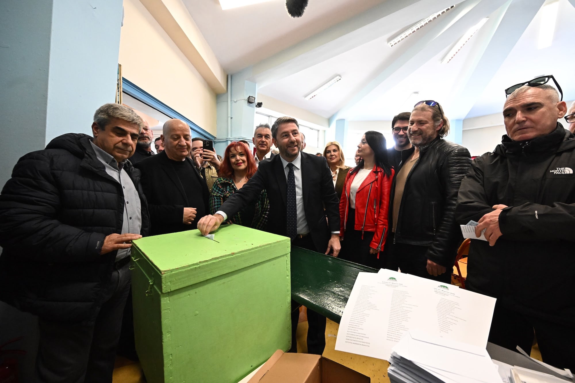 Ο Ανδρουλάκης ψήφισε στο Περιστέρι για τις εσωκομματικές εκλογές του ΠΑΣΟΚ – «Να συσπειρώσουμε τις δυνάμεις μας για πολιτική ανανέωση»