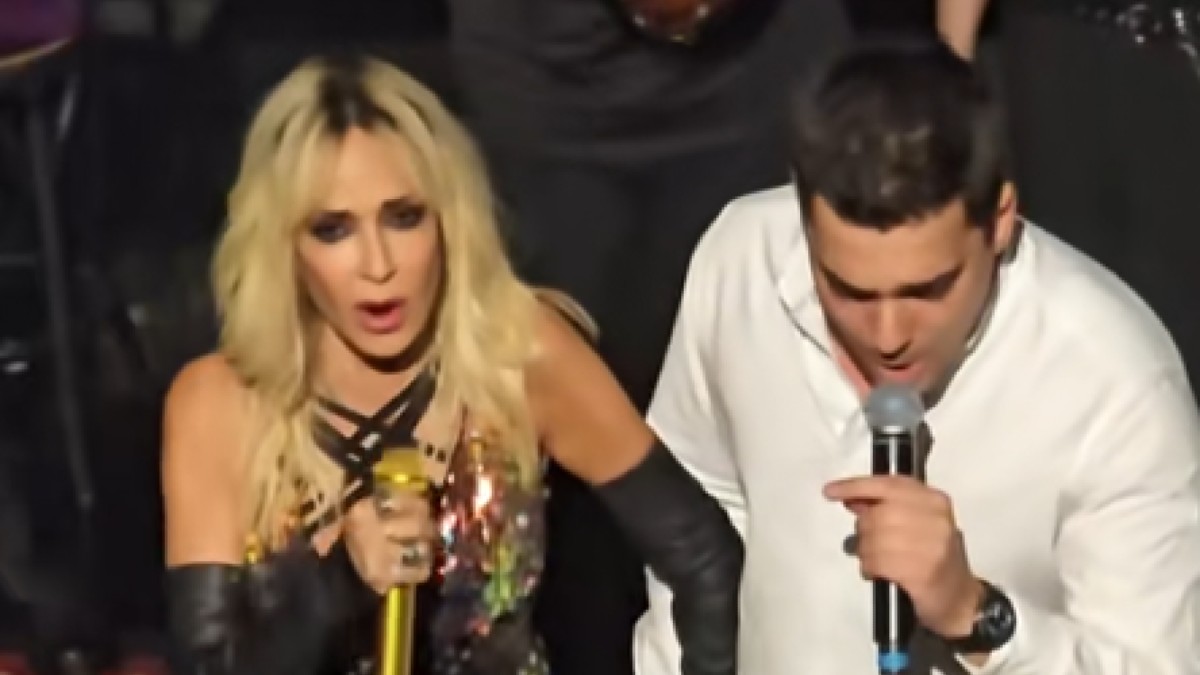 Home 63 Άννα Βίσση: Η στιγμή που θαυμαστής ανέβηκε στη σκηνή και ενθουσίασαν το κοινό (Βίντεο)