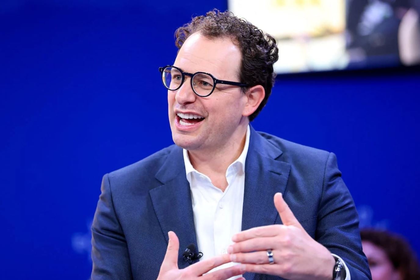 Ο Τραμπ και η σύγκρουση με AI: Πώς αξιοποίησε ο Λευκός Οίκος την τεχνολογία σε Ιράν και Βενεζουέλα – Η νέα απειλητική εποχή των στρατιωτικών δράσεων 2 Ο Ντάριο Αμοντέι, διευθύνων σύμβουλος της Anthropic, μιλά στο Νταβός τον Ιανουάριο. Φωτογραφία: Denis Balibouse / Reuters.