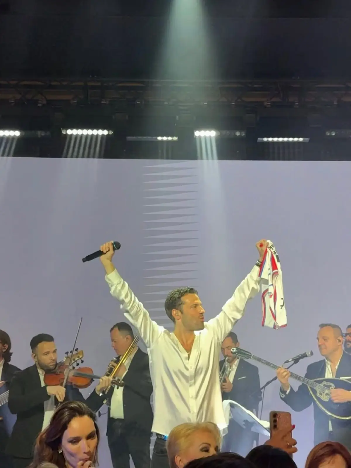 Κωνσταντίνος Αργυρός: Χορεύει με καλλιτέχνες του δρόμου στο Βελιγράδι – Βίντεο 3 Ο Κωνσταντίνος Αργυρός στο Βελιγράδι