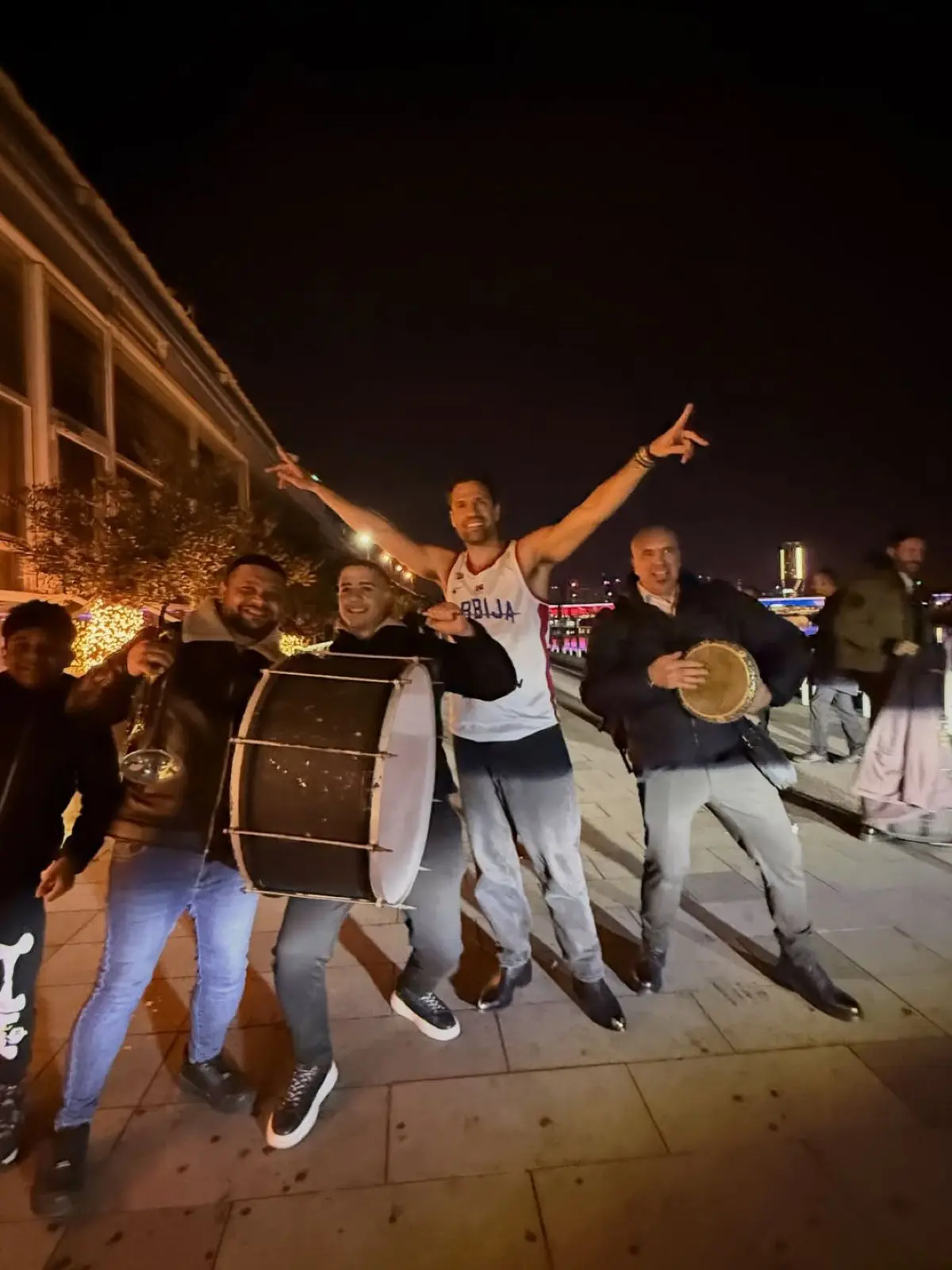 Κωνσταντίνος Αργυρός: Χορεύει με καλλιτέχνες του δρόμου στο Βελιγράδι – Βίντεο 4 Ο Κωνσταντίνος Αργυρός στο Βελιγράδι