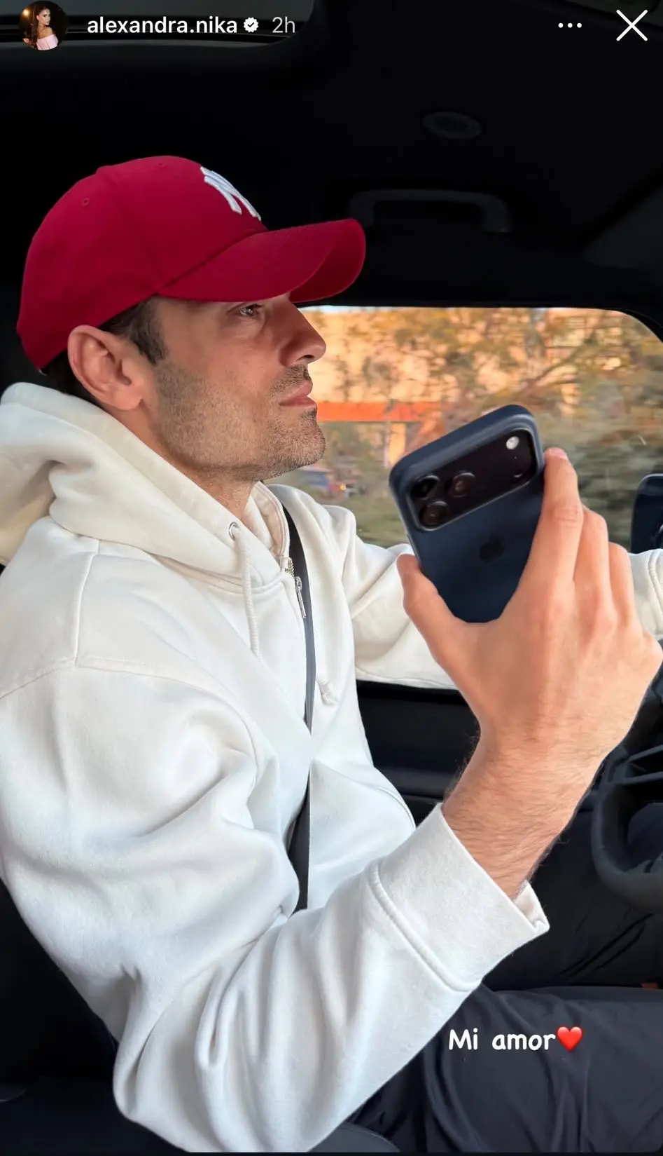 Ο Κωνσταντίνος Αργυρός στο αυτοκίνητο