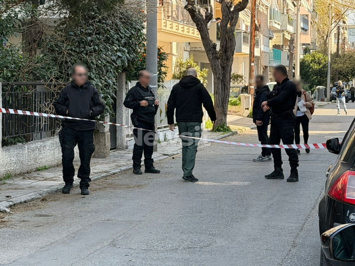 Αστυνομικοί έχουν αποκλείσει τον δρόμο