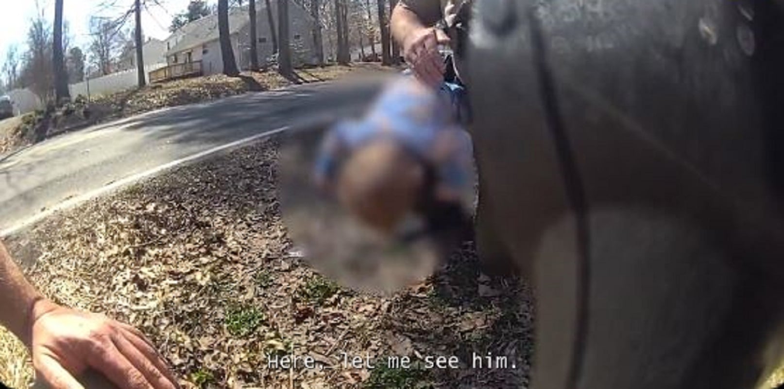 Συγκλονιστικό βίντεο: «Βοήθεια, το μωρό μου δεν αναπνέει» – Η δραματική διάσωση βρέφους από αστυνομικούς