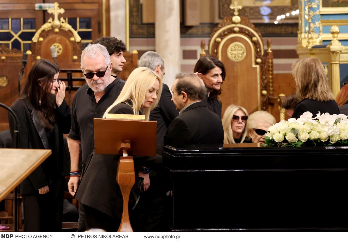 Αποχαιρετισμός Μαρινέλλας: Συγκινεί ο Γιώργος Νταλάρας στον επικήδειο – «Καλό ταξίδι, μάνα» (Βίντεο) 23 Μαρινέλλα κηδεία