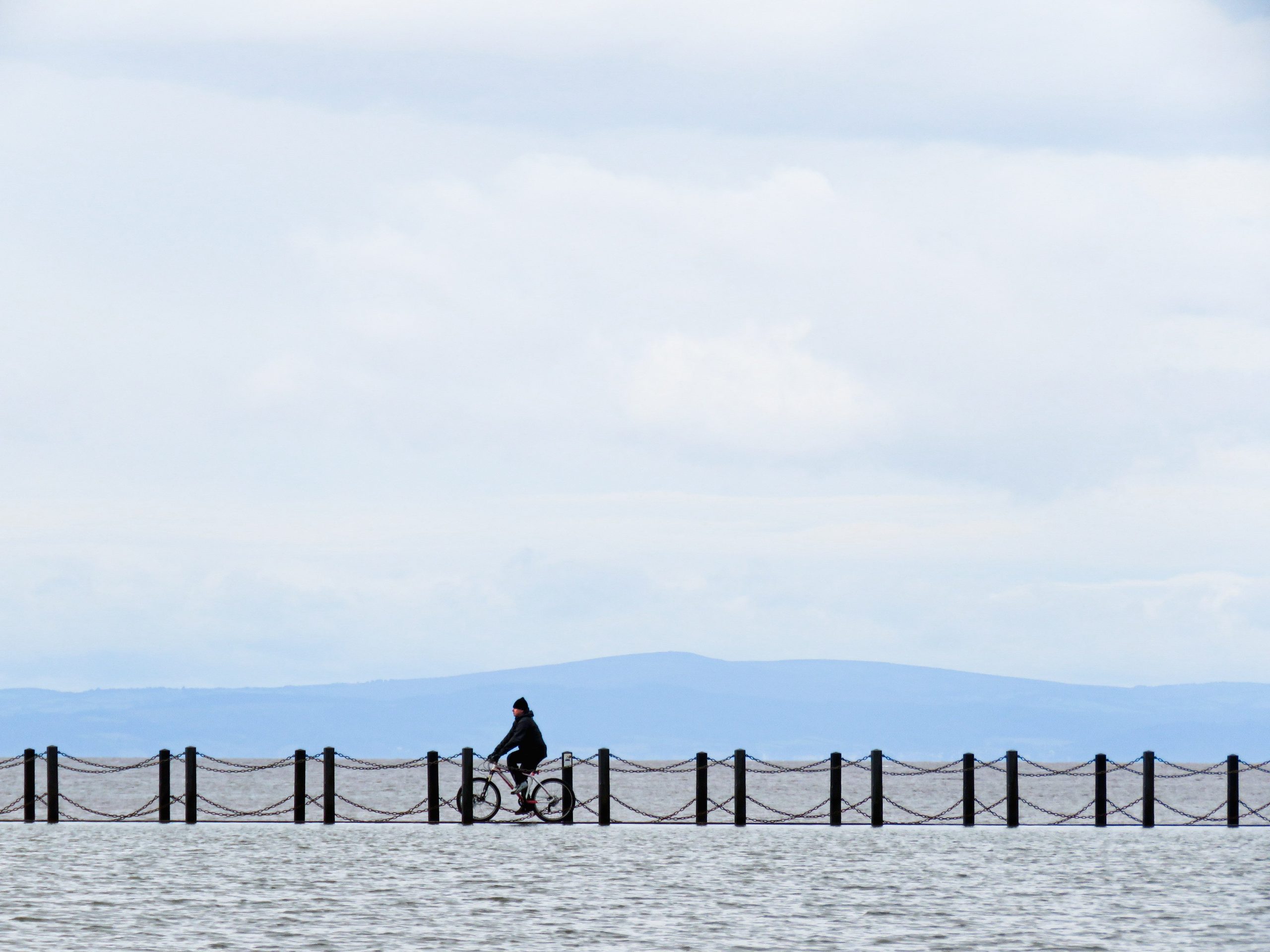 Η σουρεαλιστική πορεία που κάνει τον ποδηλάτη να αισθάνεται ότι «σχίζει» το νερό στα δύο (Vid)