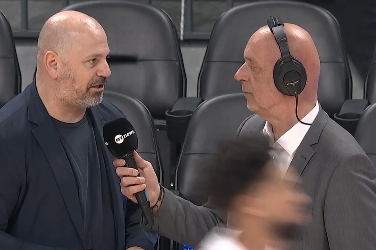 Παναθηναϊκός – Ολυμπιακός: Ο Γιώργος Μποζίκας σταμάτησε τις δηλώσεις στην ΕΡΤ μετά τις αποδοκιμασίες προς Μπαρτζώκα – Φουρνιέ