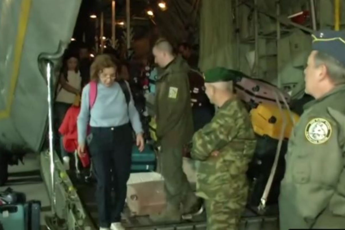Επέστρεψαν 91 Έλληνες με C-130 από το Άμπου Ντάμπι – Συγκινητικές στιγμές στο αεροδρόμιο της Ελευσίνας