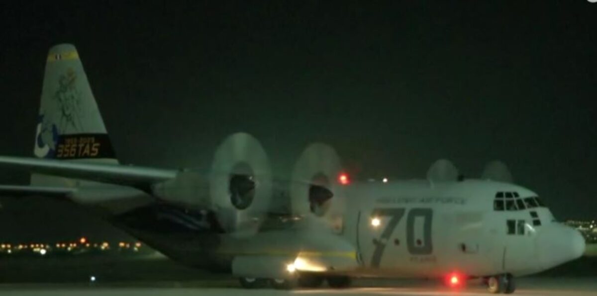 91 Έλληνες επαναπατρίστηκαν με C-130 από Άμπου Ντάμπι – Συγκινητικές στιγμές στην Ελευσίνα