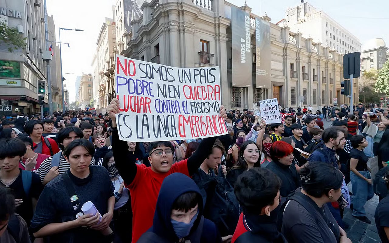 Χιλή: Συγκρούσεις σε πορεία χιλιάδων μαθητών και φοιτητών κατά των εκπαιδευτικών περικοπών του ακροδεξιού ηγέτη (Βίντεο)