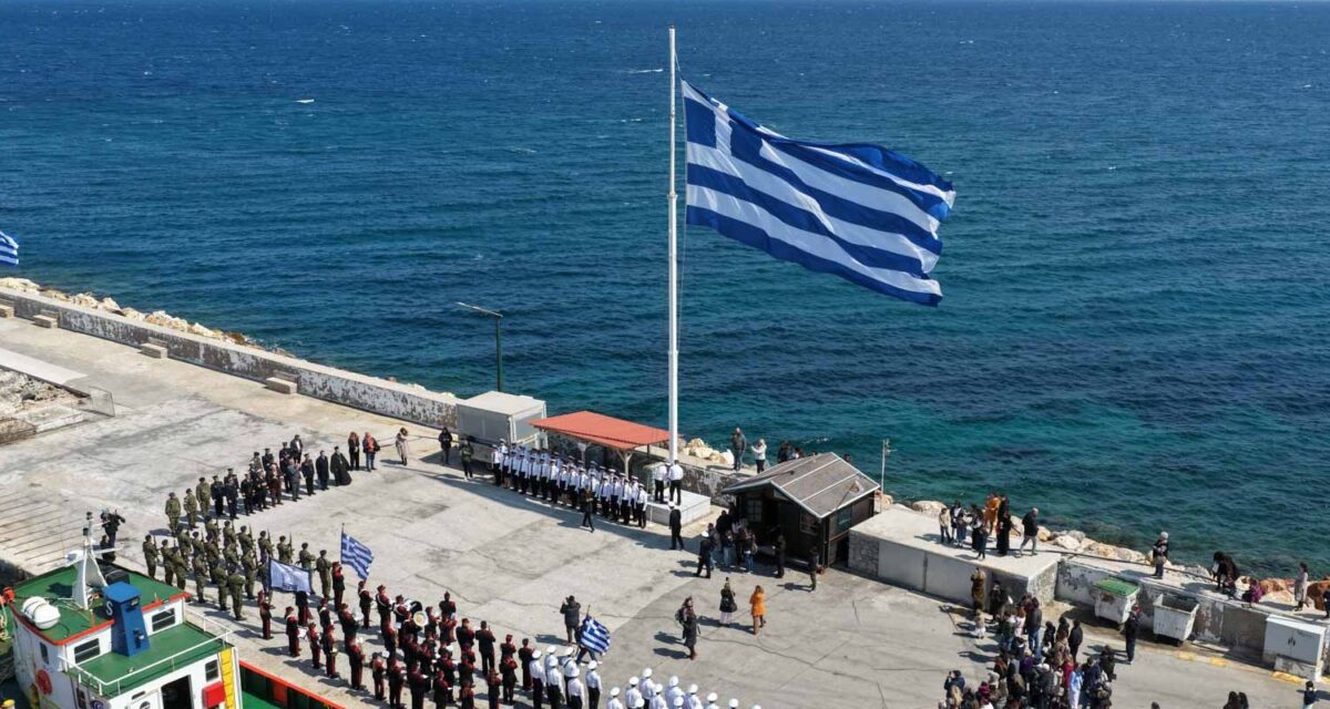 25η Μαρτίου: Ο άνεμος έσκισε τη γιγαντιαία ελληνική σημαία στο λιμάνι της Χίου
