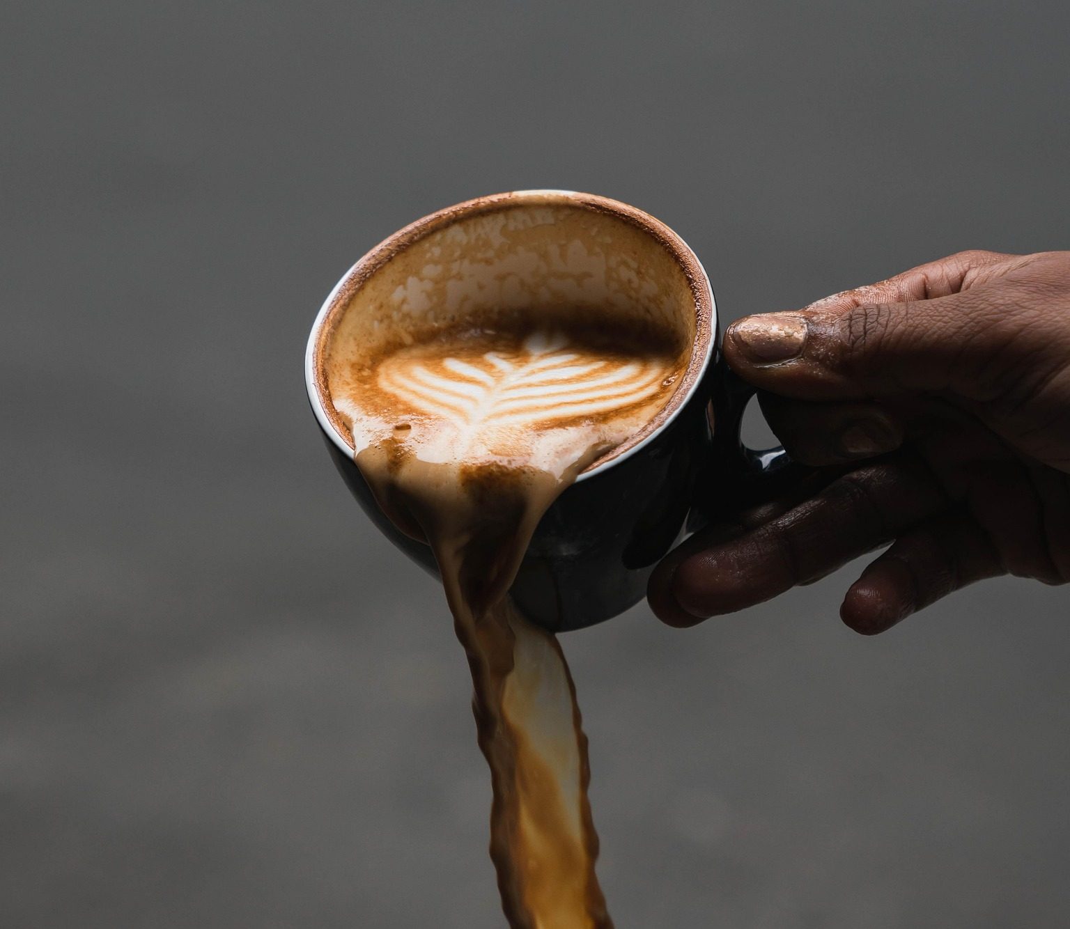 Ερευνητές ανέπτυξαν επίστρωση που αποτρέπει καφέ, γάλα και σούπες να κολλούν στις επιφάνειες, vid