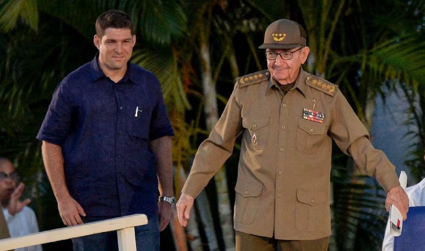 Ο πρώην πρόεδρος της Κούβας και πρώτος γραμματέας του Κομμουνιστικού Κόμματος της Κούβας, Ραούλ Κάστρο (δεξιά), συνοδευόμενος από τον εγγονό του και σωματοφύλακά του, Ραούλ Γκιγιέρμο Ροντρίγκες Κάστρο. Φωτογραφία: AFP