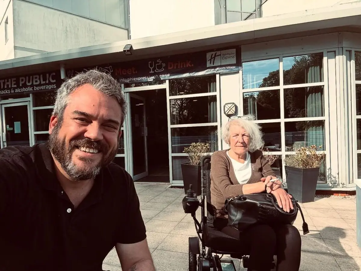 Ο Πυγμαλίων Δαδακαρίδης με τη μητέρα