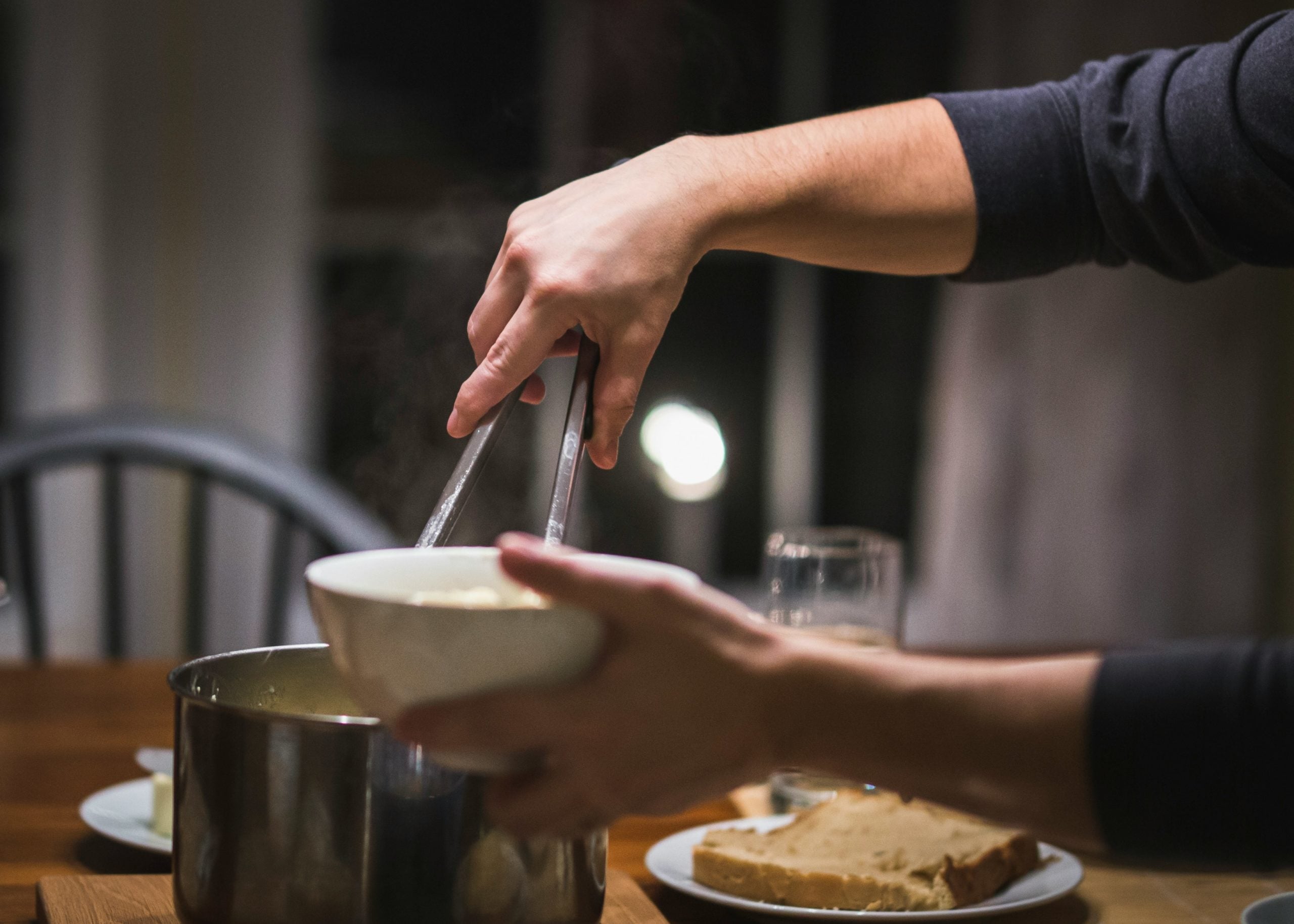 Ύπνος: Ποιες τροφές να επιλέξετε για βραδινό – Ειδικός αποκαλύπτει τι περιλαμβάνει ένα υγιεινό γεύμα