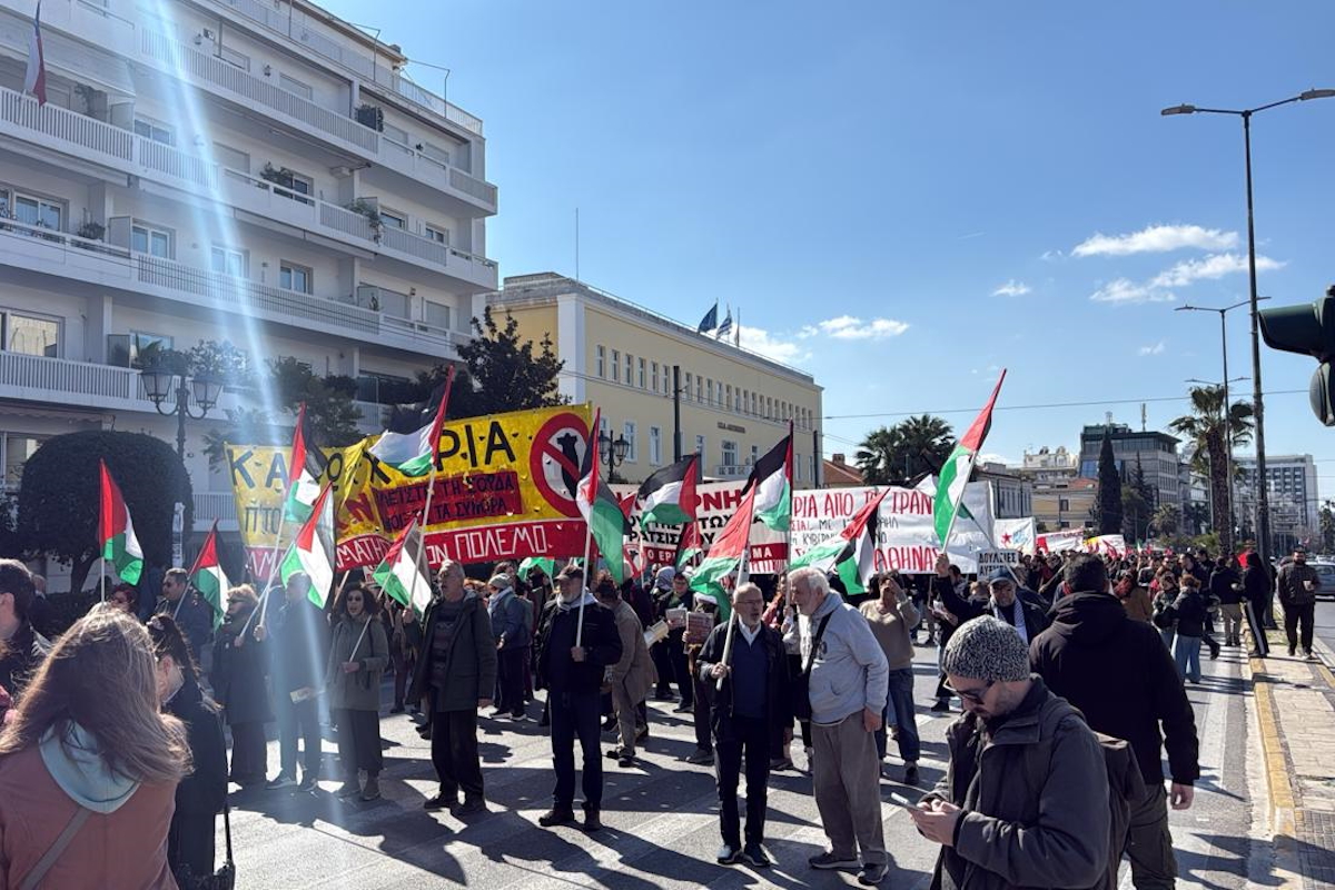Μαζική διαδήλωση μπροστά στην Αμερικανική πρεσβεία στην Αθήνα – Πολίτες καταγγέλλουν την επίθεση ΗΠΑ και Ισραήλ στο Ιράν