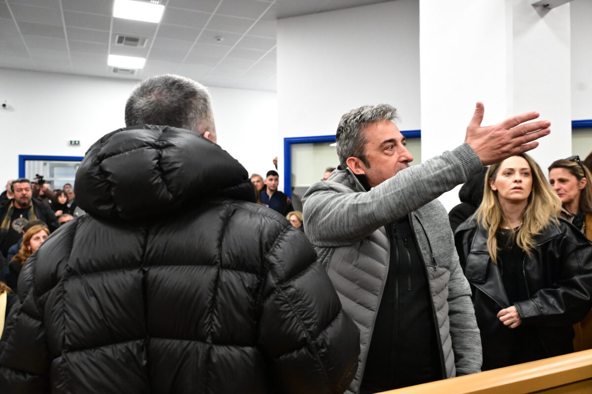 Τέμπη: Οργή συγγενών και δικηγόρων στη δίκη της σιδηροδρομικής τραγωδίας – Τέσσερις διακοπές και γιουχαΐσματα
