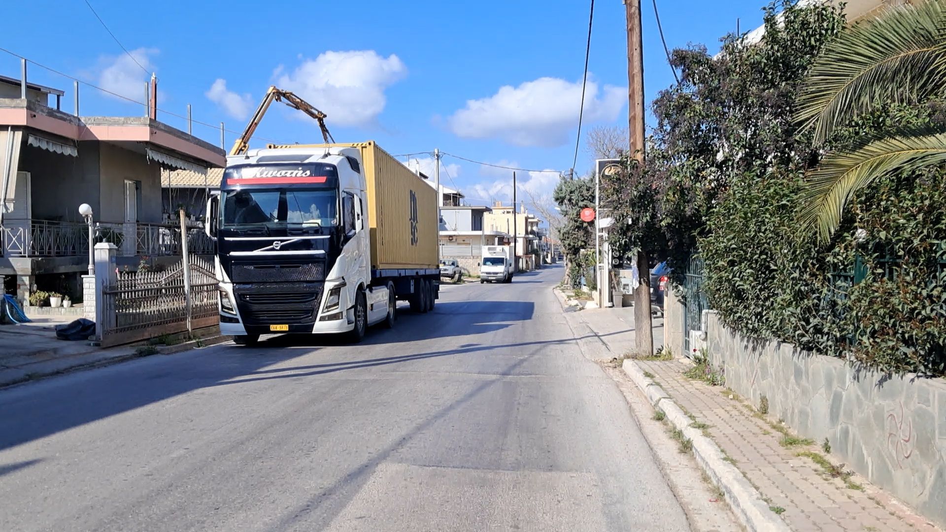 Προσωρινή “φραγή” στα βαρέα οχήματα. Διέλευση με μέτρο…