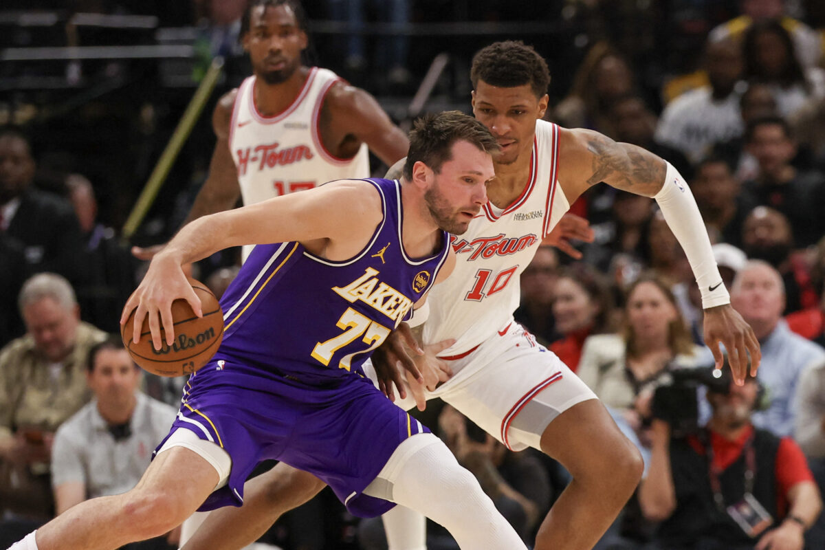 NBA: Οι Λέικερς διεύρυναν το σερί τους απέναντι στους Ρόκετς με επικό Λούκα Ντόντσιτς