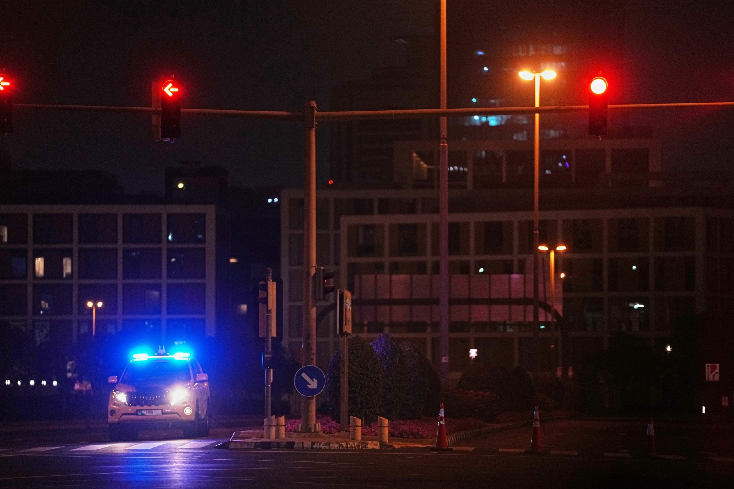 Ντουμπάι: Πτήσεις αναστέλλονται προσωρινά στο διεθνές αεροδρόμιο – Η πυρκαγιά από την επίθεση με drones ελέγχεται