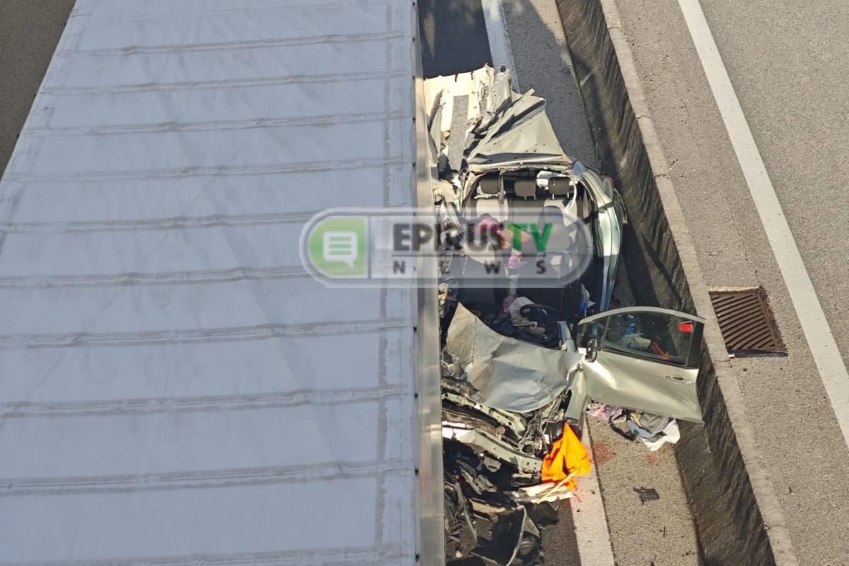 Διπλό τροχαίο δυστύχημα στην Εγνατία: Σκηνές αρχαίας τραγωδίας στο νοσοκομείο Ιωαννίνων που μεταφέρθηκαν οι δύο νεκροί 4 Το αυτοκίνητο μετά τη σύγκρουση με τη νταλίκα