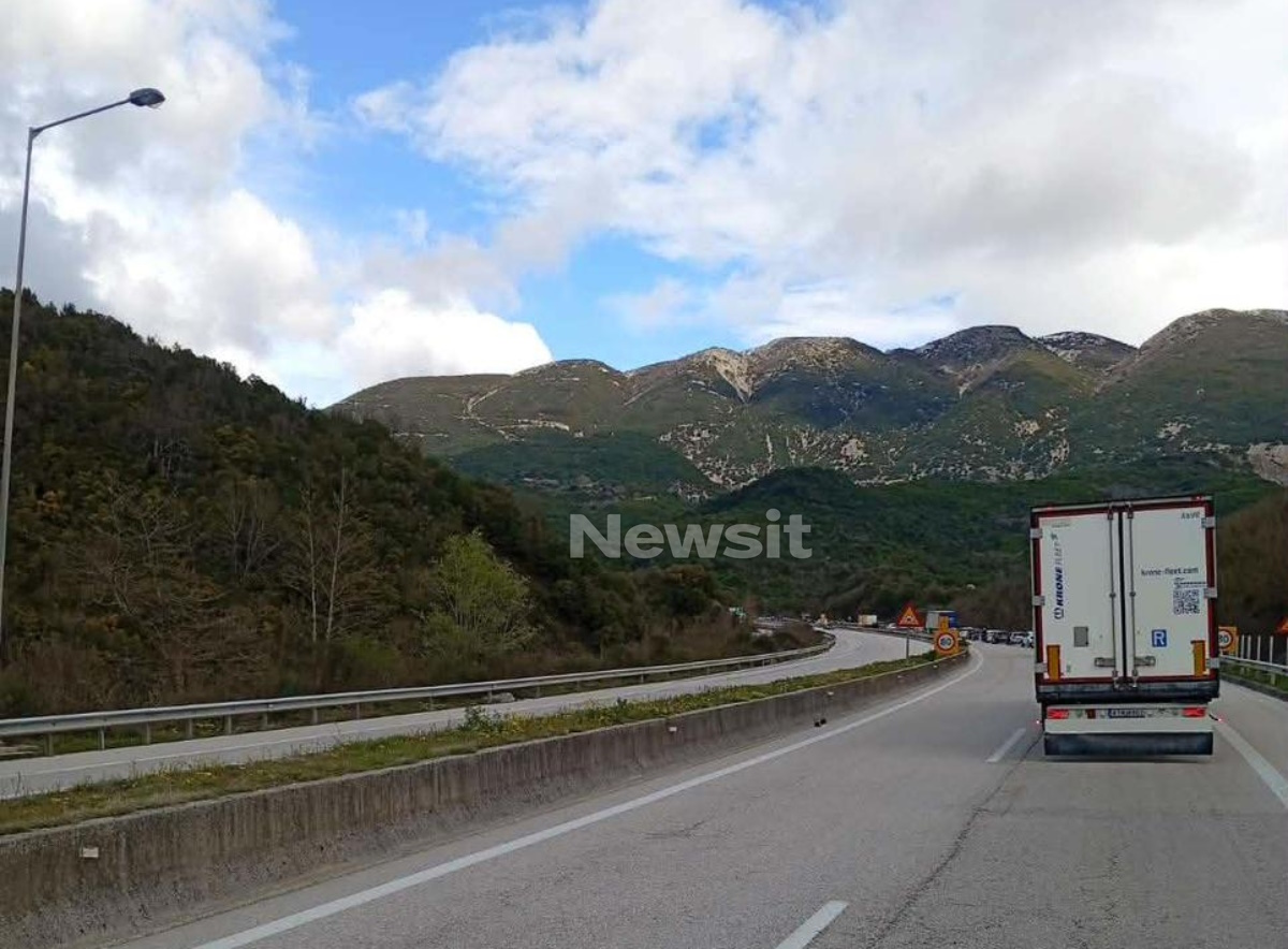 Εγνατία: «Δεν έπεφτε χαλάζι – Ο εργαζόμενος που έχασε τη ζωή του μόλις είχε ξεκινήσει εργασία», αναφέρει αυτόπτης μάρτυρας του διπλού δυστυχήματος 5 Η ουρά των οχημάτων στην Εγνατία μετά το τροχαίο