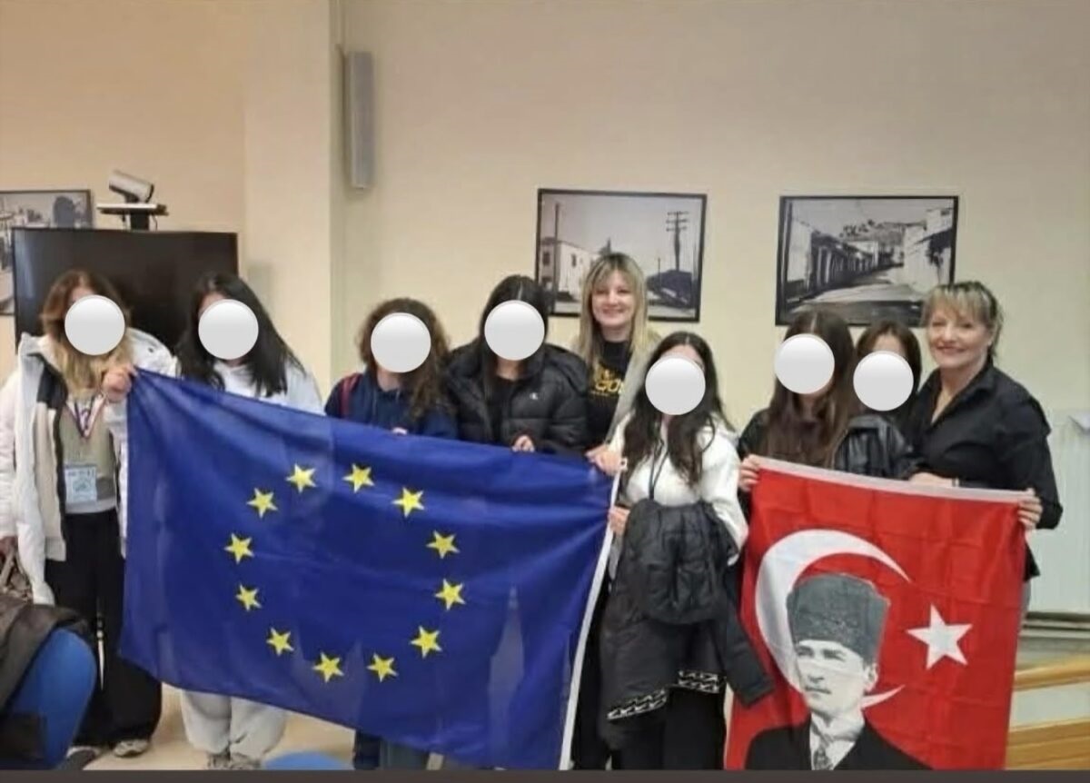 Home 73 Ελασσόνα: Αντιδήμαρχος φωτογραφήθηκε με τη σημαία του Κεμάλ Ατατούρκ στο Δημαρχείο