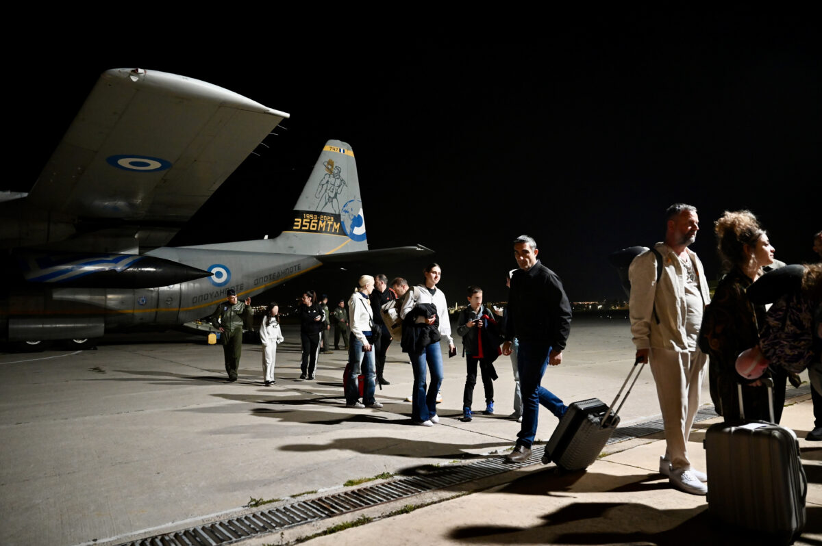 315 Έλληνες έχουν επαναπατριστεί συνολικά από τη Μέση Ανατολή με ειδικές πτήσεις, C-130 και οδικώς