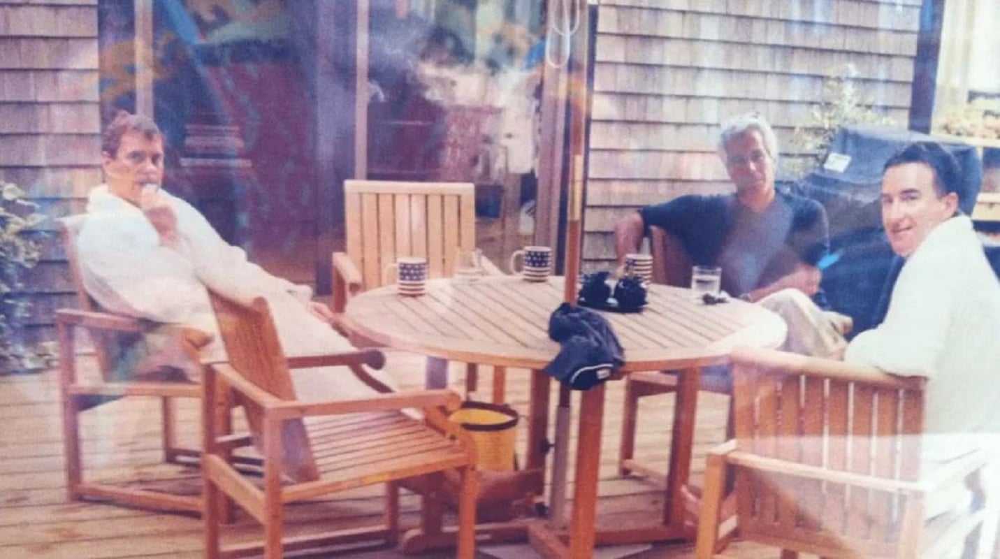 Πρώτη φορά δημοσιεύεται εικόνα του Τζέφρι Επστάιν με τον πρώην πρίγκιπα Άντριου και τον Πίτερ Μάντελσον