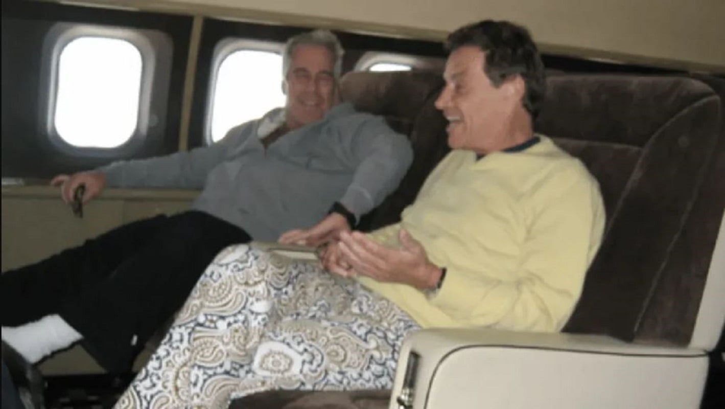 Η Άνα λέει ότι ο Μπρουνέλ (δεξιά) της εξασφάλισε αμερικανική βίζα ώστε να ταξιδέψει για να συναντήσει τον Έπσταϊν (αριστερά).US Department of Justice