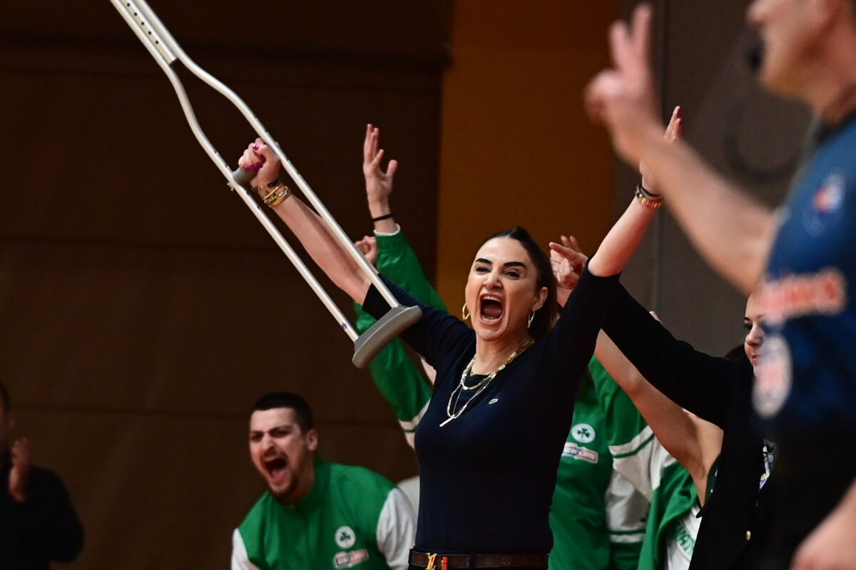 Η Σελέν Ερντέμ εντυπωσίασε με την πατερίτσα της στο ντέρμπι Ολυμπιακός – Παναθηναϊκός 2 Η Σελέν Ερντέμ