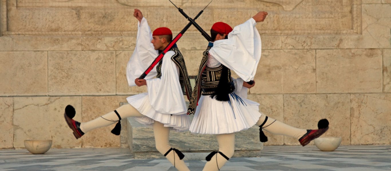 Φουστανέλα: Ποιος ο συμβολισμός και η ιστορία της στολής του Εύζωνα