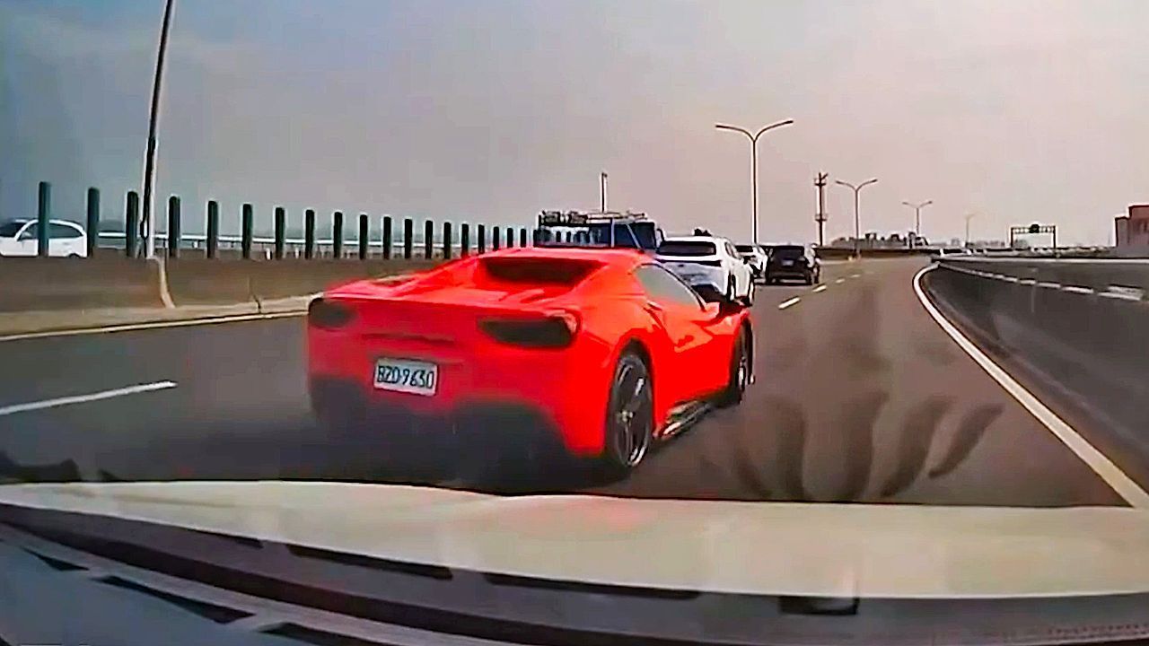 Ferrari εκτός ελέγχου πέφτει πάνω σε κιγκλίδωμα