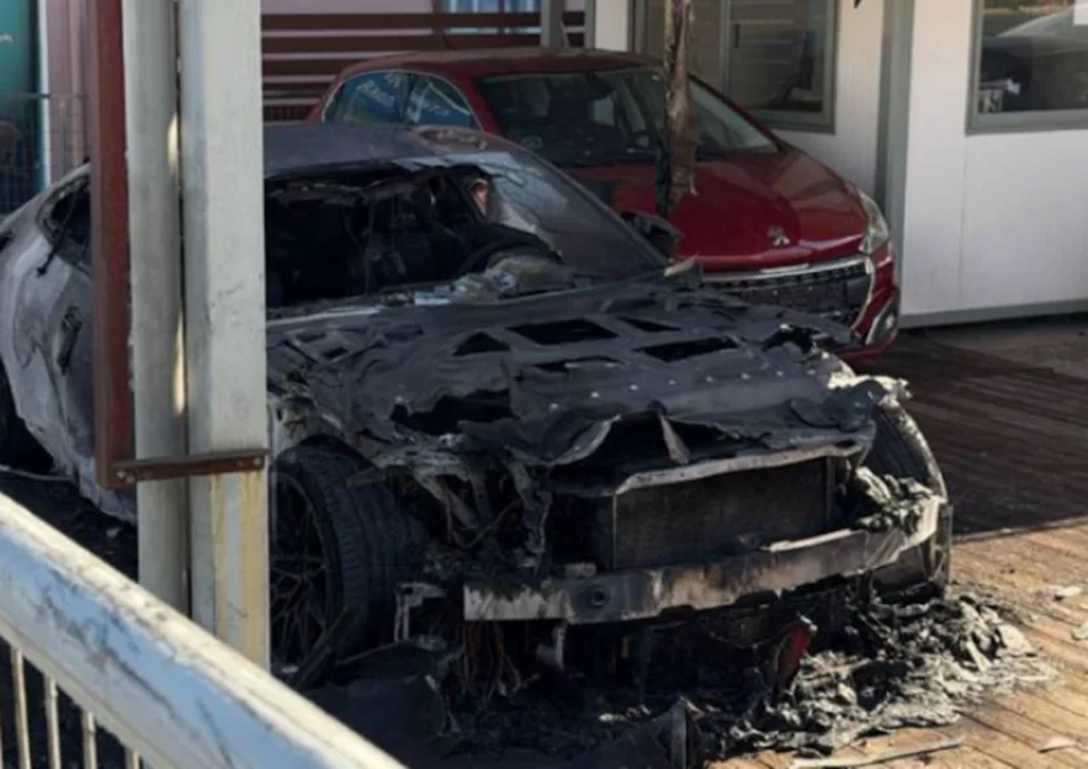 Πάτρα: Πυρκαγιά σε όχημα σε μάντρα – Άγνωστος εκτόξευσε φωτοβολίδα και διέφυγε