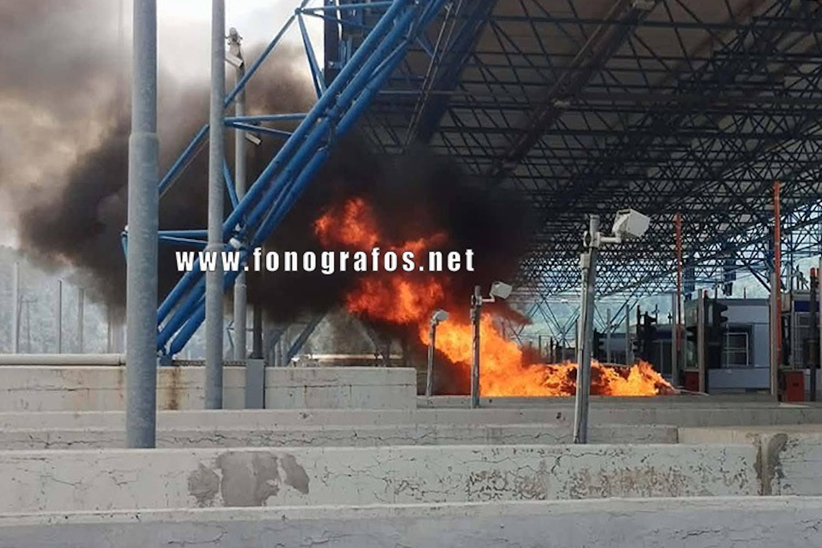 Φθιώτιδα: Όχημα παραδόθηκε στις φλόγες στα διόδια Τραγάνας – Χωρίς τραυματισμούς