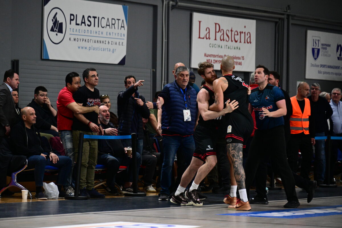 Σοκαριστικό περιστατικό του Φουρνιέ με θεατή στις court seats, απομακρύνθηκε ο Γάλλος από το Πανιώνιος – Ολυμπιακός