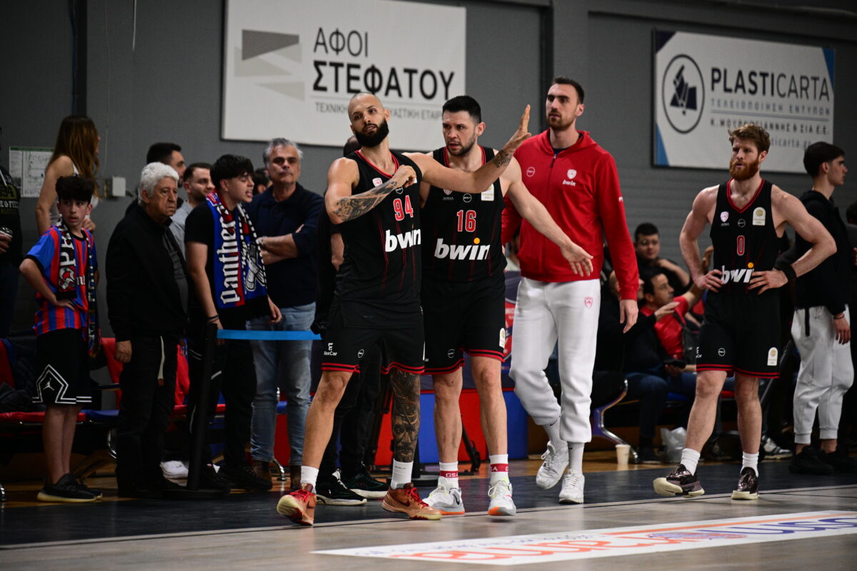 Σοκαριστικό περιστατικό του Φουρνιέ με θεατή στις court seats, απομακρύνθηκε ο Γάλλος από το Πανιώνιος – Ολυμπιακός