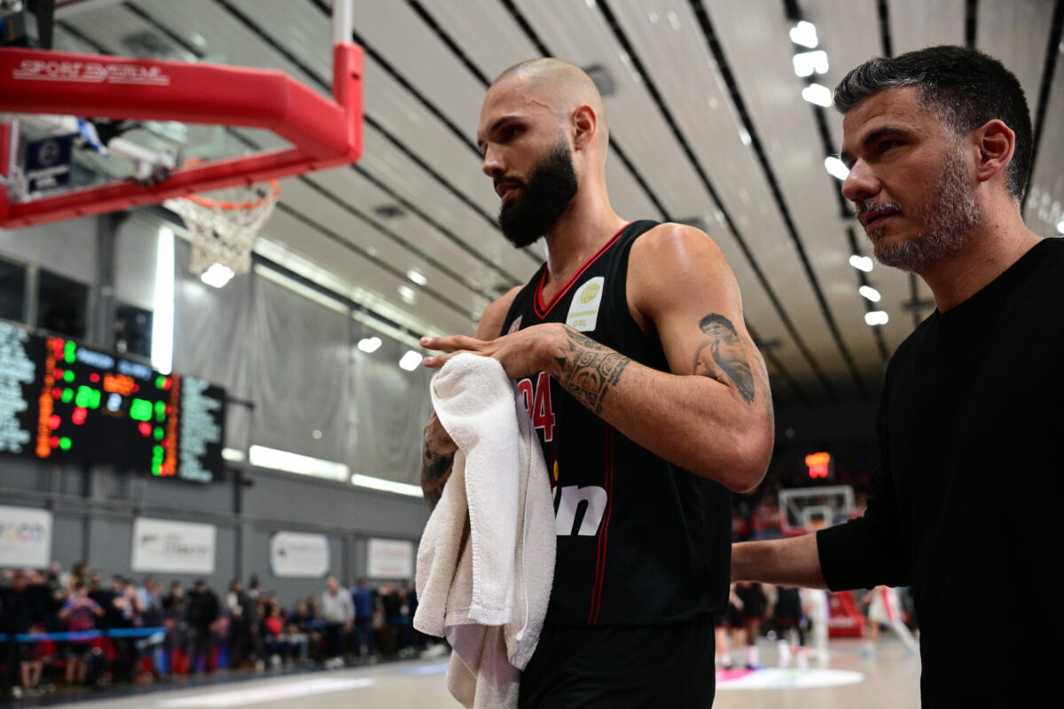 Σοκαριστικό περιστατικό του Φουρνιέ με θεατή στις court seats, απομακρύνθηκε ο Γάλλος από το Πανιώνιος – Ολυμπιακός