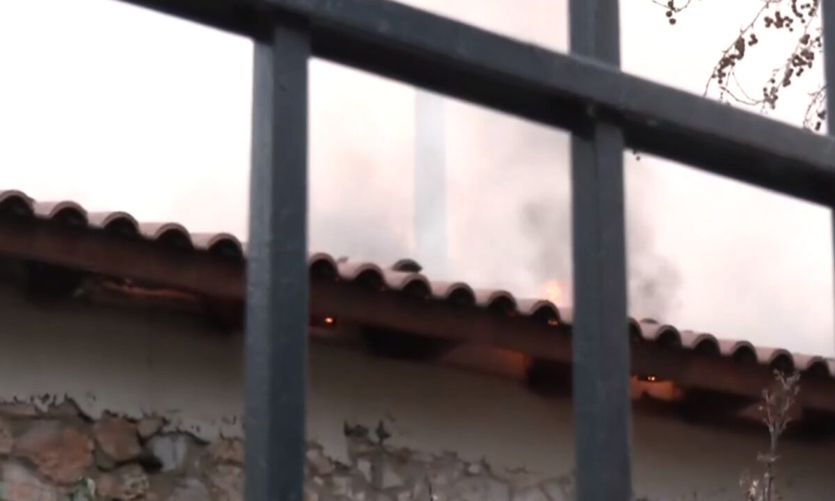 Πυρκαγιά στην αποθήκη της εκκλησίας του «ιερέα» youtuber στη Λιοσίων – Κατέρρευσε η σκεπή