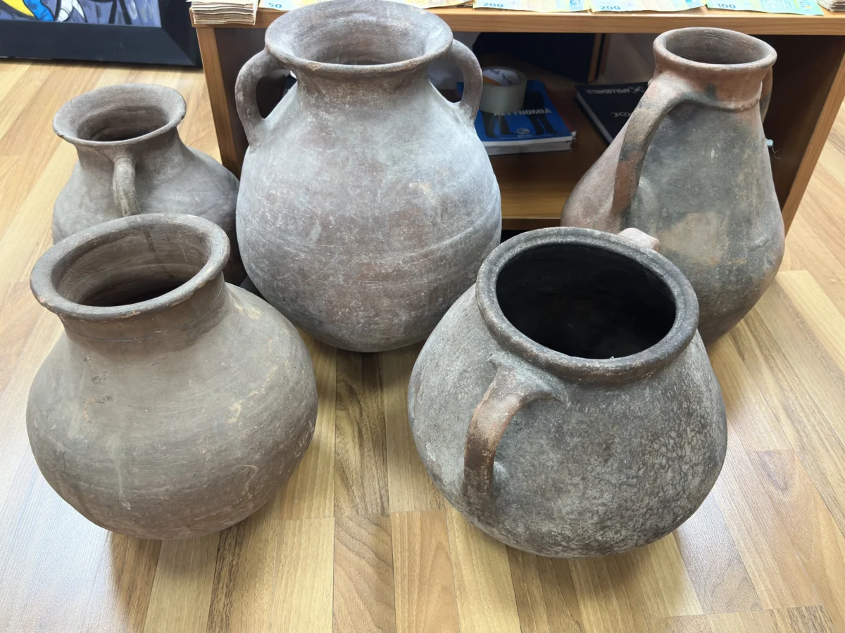 Γιώργος Τσαγκαράκης: Η ανώνυμη αναφορά που ξεκίνησε την έρευνα για τα ψεύτικα έργα τέχνης του γκαλερίστα στο Κολωνάκι – Δείτε φωτογραφίες