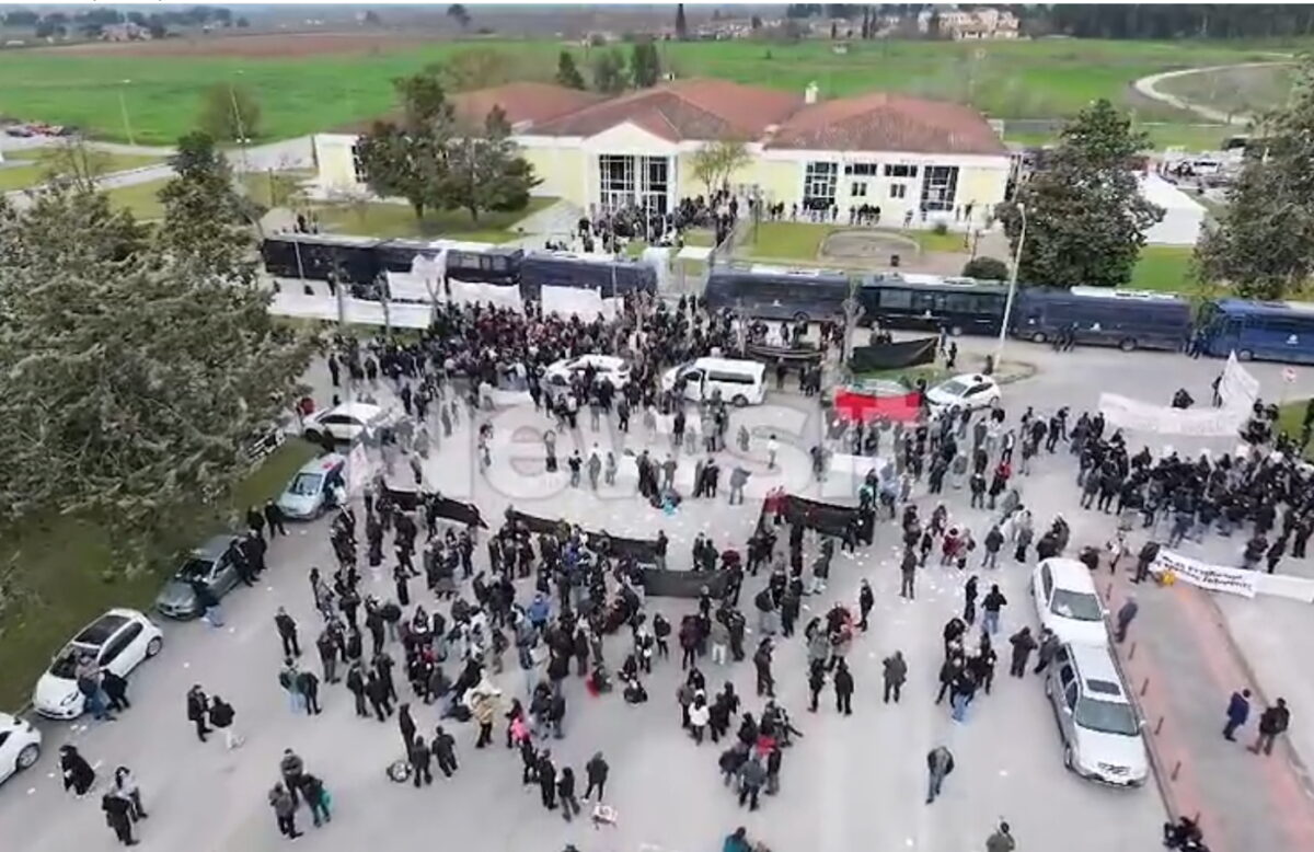Τέμπη: Εντυπωσιακά πλάνα από drone του newsit.gr γύρω από τον χώρο της δίκης