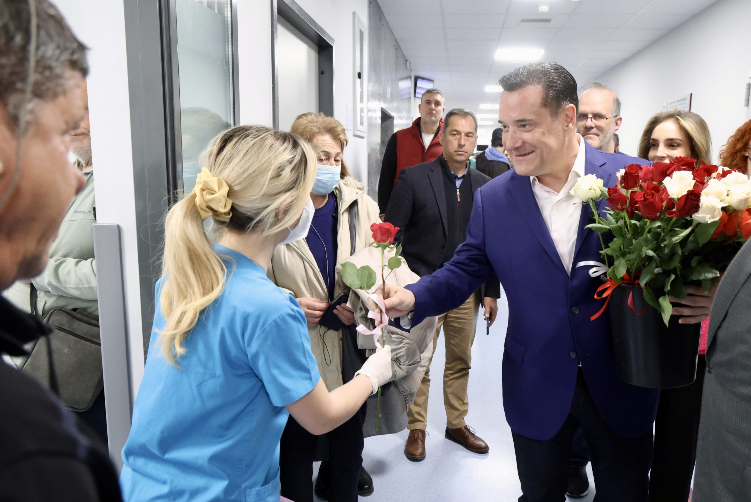 Άδωνις Γεωργιάδης: Επισκέφθηκε το νοσοκομείο «Ερυθρός Σταυρός» για την Παγκόσμια Ημέρα Γυναίκας – Χάρισε τριαντάφυλλα